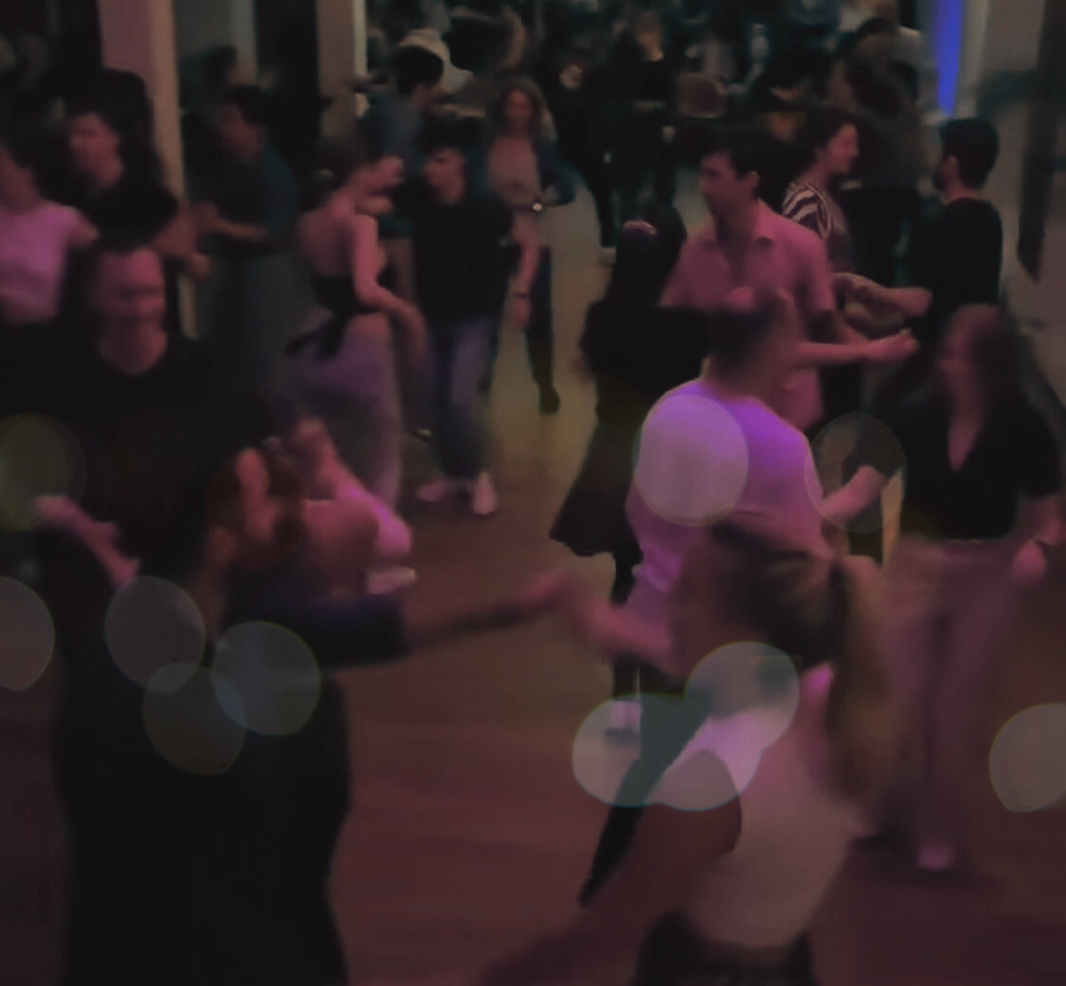 Menschen tanzen auf einem Tanz-Event